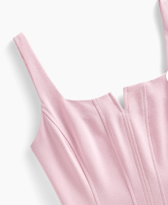 5. Detalhe do decote quadrado e recortes estruturados do vestido midi Rosa Lavanda