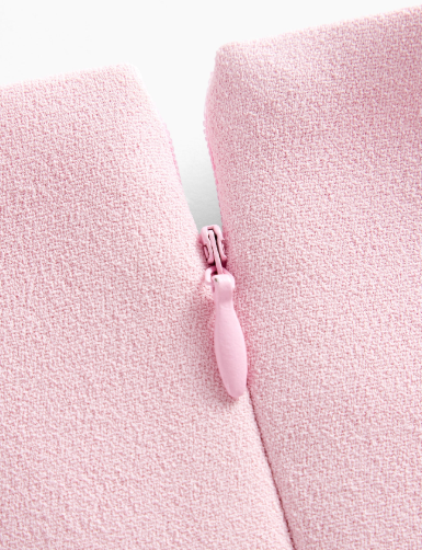 6. Detalhe do zíper discreto e textura do tecido do vestido Rosa Lavanda
