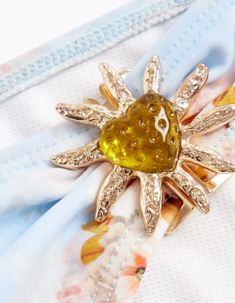 Biquíni feminino floral azul claro com top cortininha e calcinha forrada, tecido leve e respirável