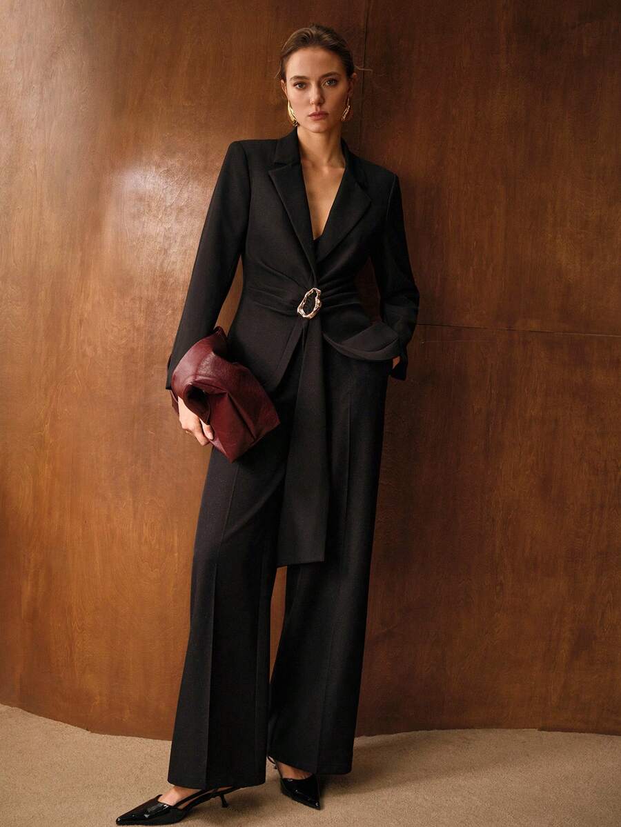 Blazer feminino preto slim alfaiataria com fivela metálica elegante