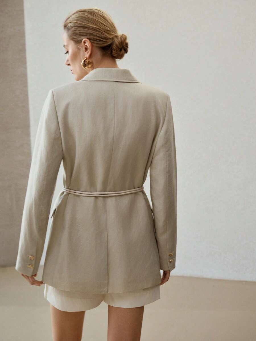 Blazer feminino bege combinado com short look casual chic