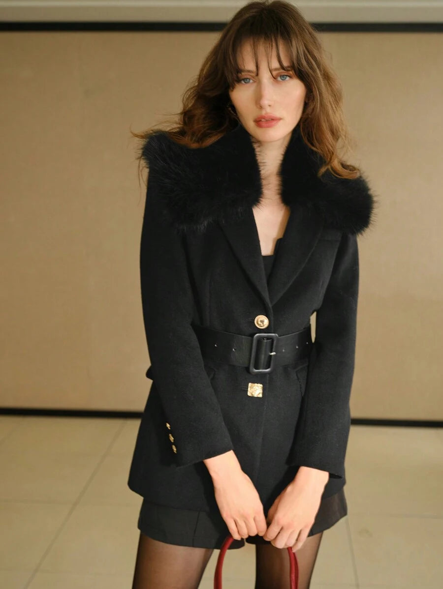 Blazer feminino preto combinado com short e meia calça elegante