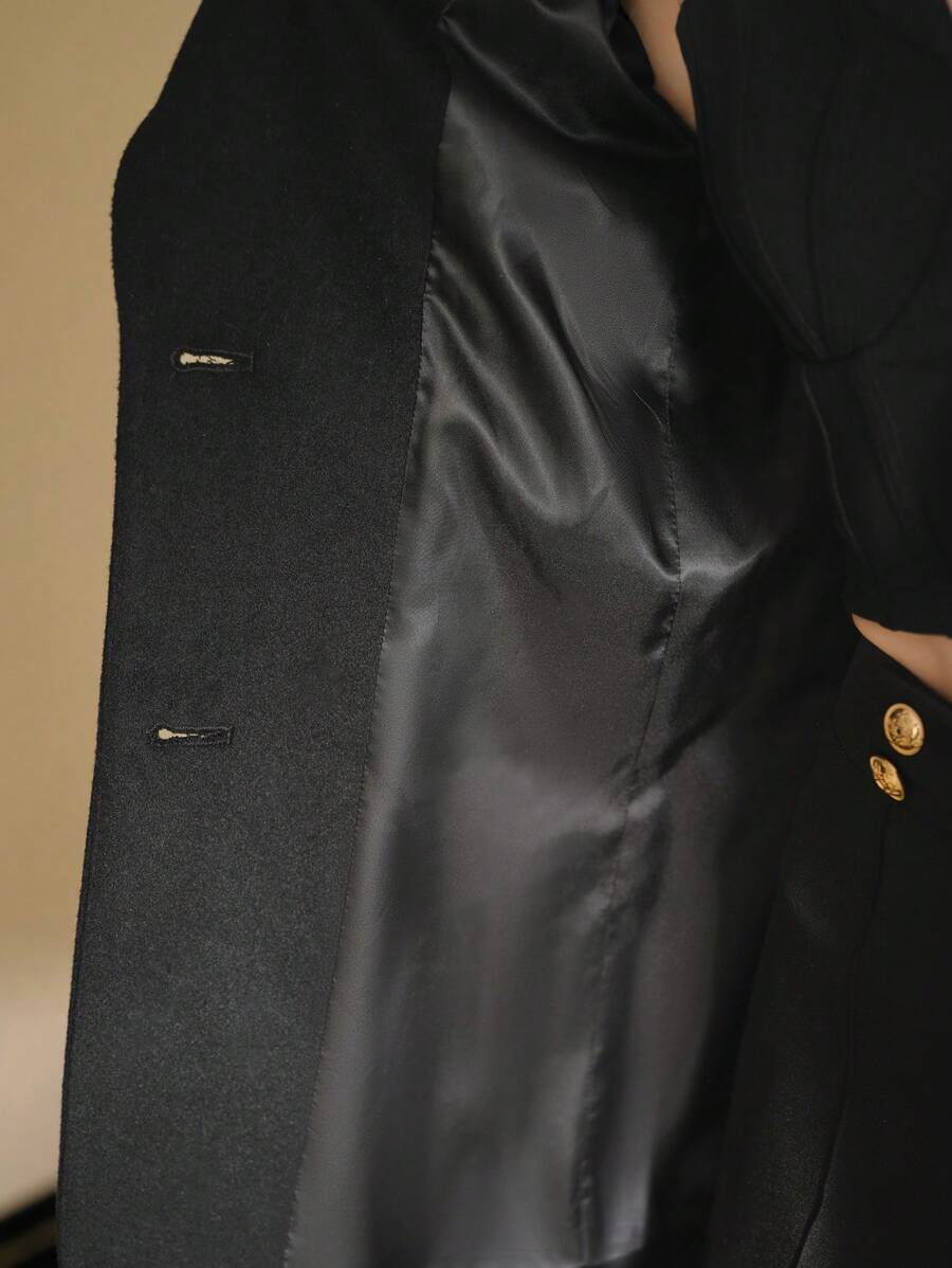 Blazer feminino preto combinado com short e meia calça elegante