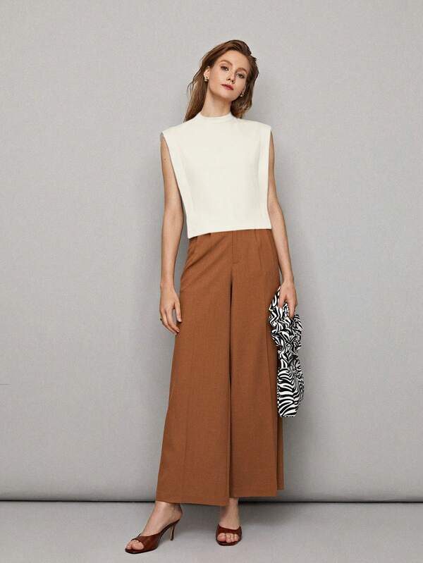 Blusa Cropped Feminina Estruturada com Recorte Lateral - Cores Preto - Branco - Coleção Entre Estações - Boutique do Encanto