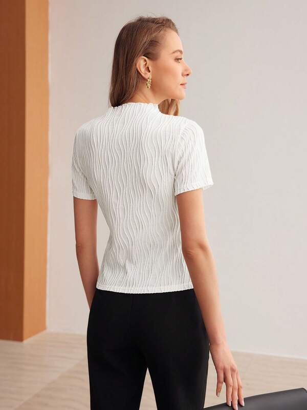 Blusa Feminina Branco - Preto - OffWhite -Manga Curta -Texturizado Slim Fit – Coleção Entre Estações | Boutique do Encanto