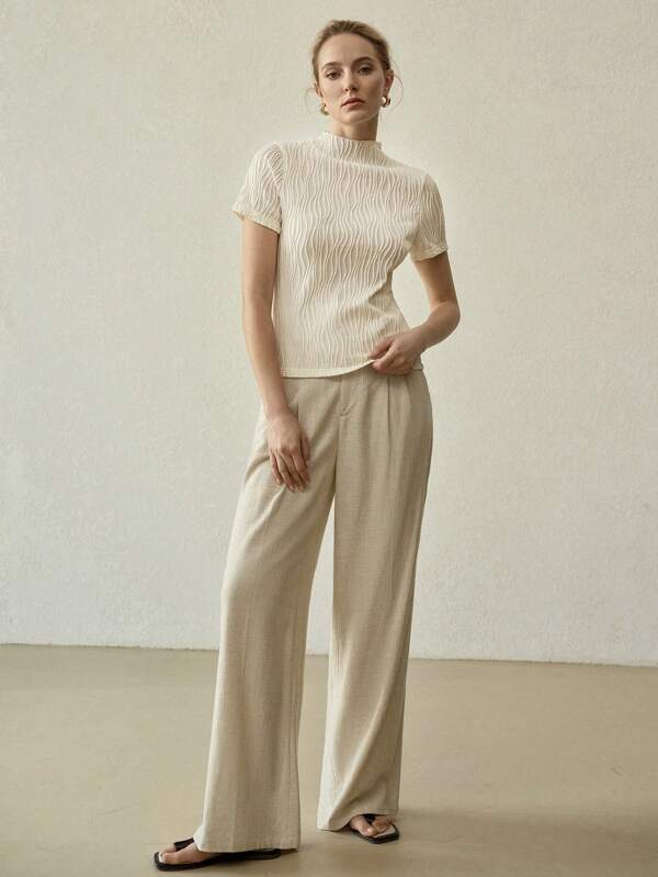 Blusa Feminina Branco - Preto - OffWhite -Manga Curta -Texturizado Slim Fit – Coleção Entre Estações | Boutique do Encanto