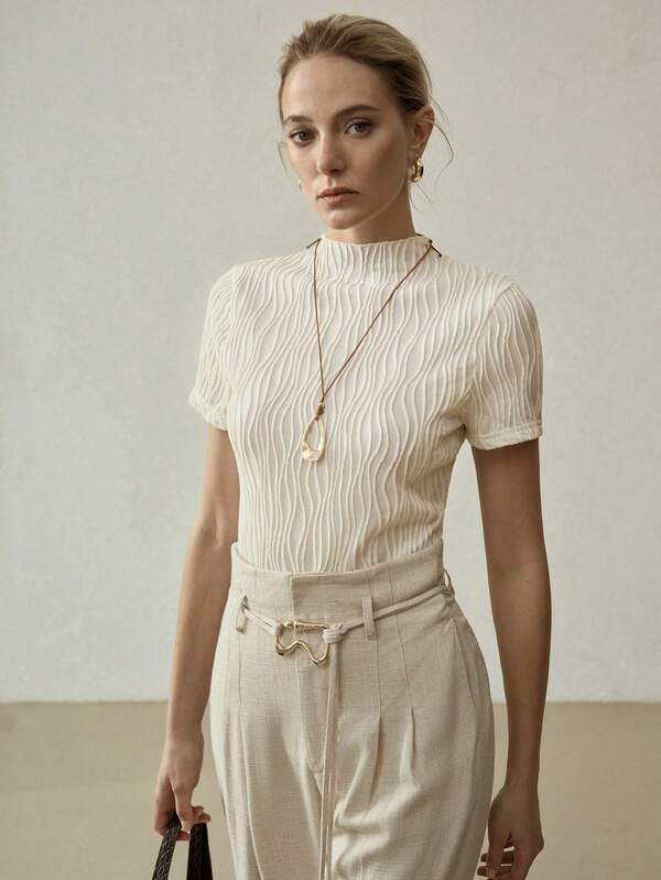 Blusa Feminina Branco - Preto - OffWhite -Manga Curta -Texturizado Slim Fit – Coleção Entre Estações | Boutique do Encanto