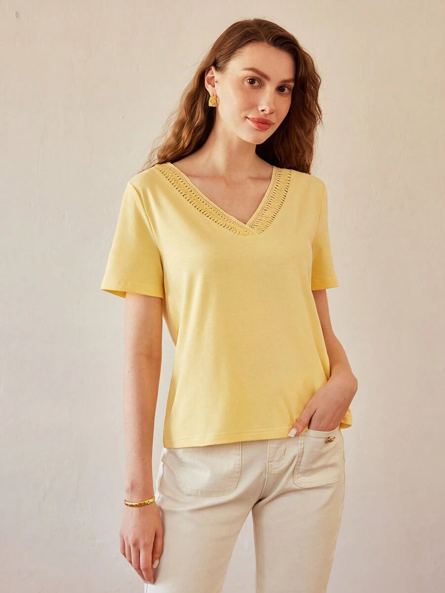 Blusa Feminina Decote V com Acabamento Delicado - Manga Curta Caimento Leve - Coleção Outono /Inverno - Boutique do Encanto