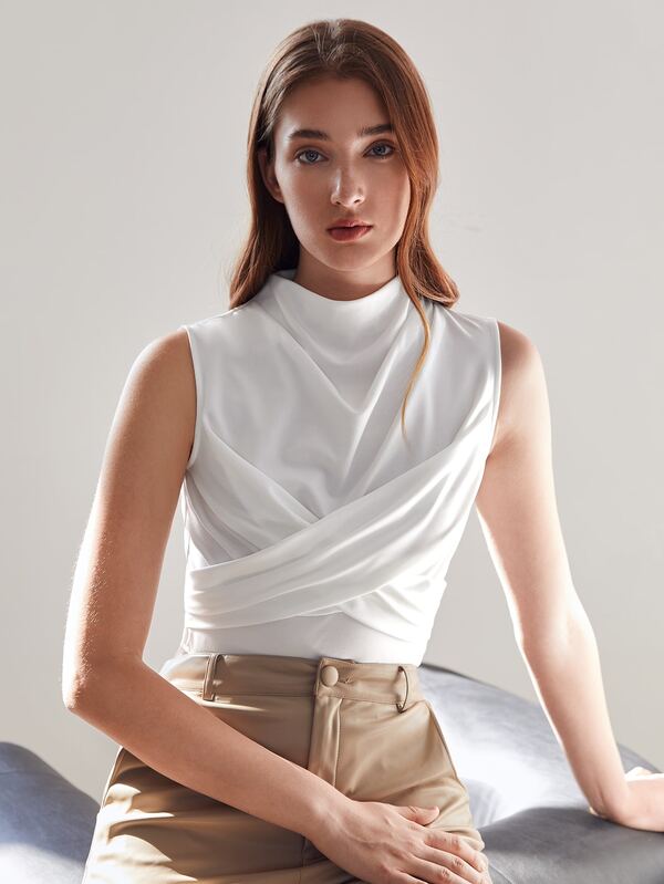 Blusa Regata Feminina Elegante com Detalhe Cruzado na Frente - Cor Branco - Ajuste Regular - Coleção Entre Estações - Boutique do Encanto