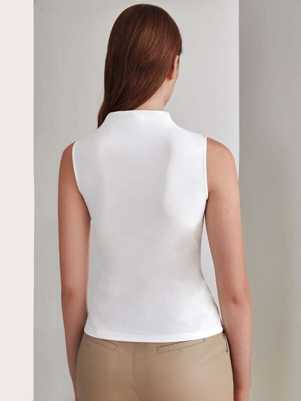 Blusa Regata Feminina Elegante com Detalhe Cruzado na Frente - Cor Branco - Ajuste Regular - Coleção Entre Estações - Boutique do Encanto