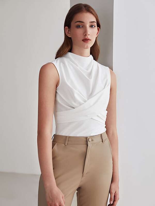 Blusa Regata Feminina Elegante com Detalhe Cruzado na Frente - Cor Branco - Ajuste Regular - Coleção Entre Estações - Boutique do Encanto