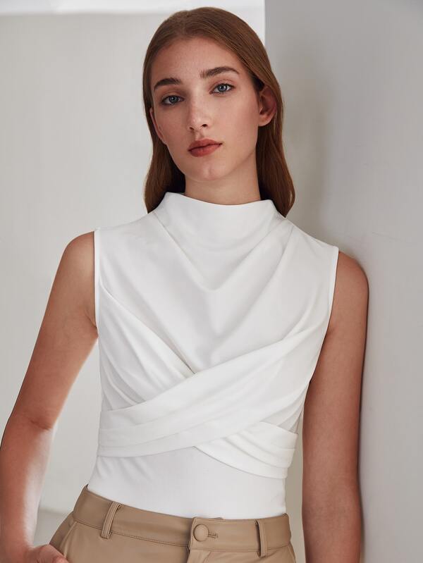 Blusa Regata Feminina Elegante com Detalhe Cruzado na Frente - Cor Branco - Ajuste Regular - Coleção Entre Estações - Boutique do Encanto