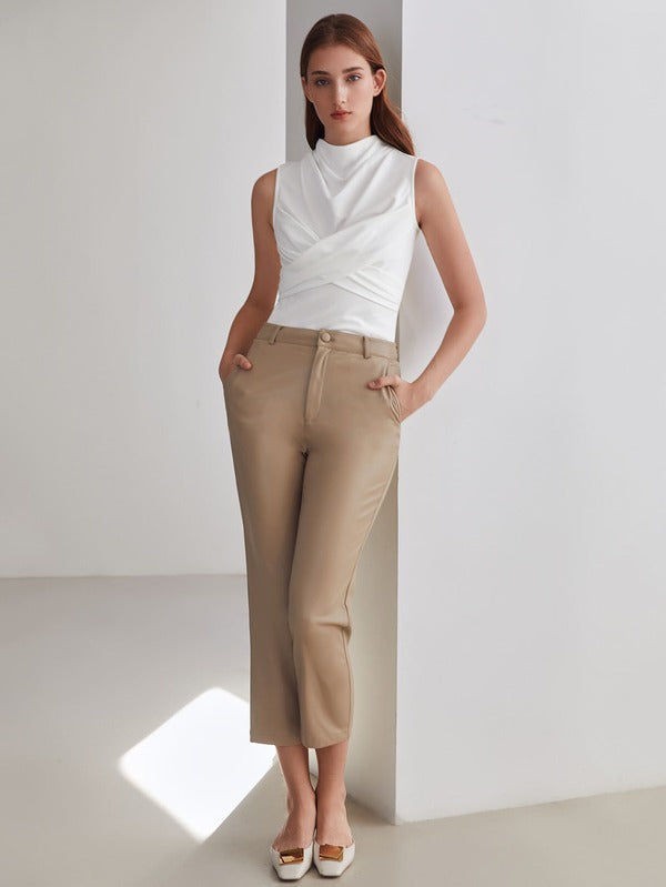 Blusa Regata Feminina Elegante com Detalhe Cruzado na Frente - Cor Branco - Ajuste Regular - Coleção Entre Estações - Boutique do Encanto