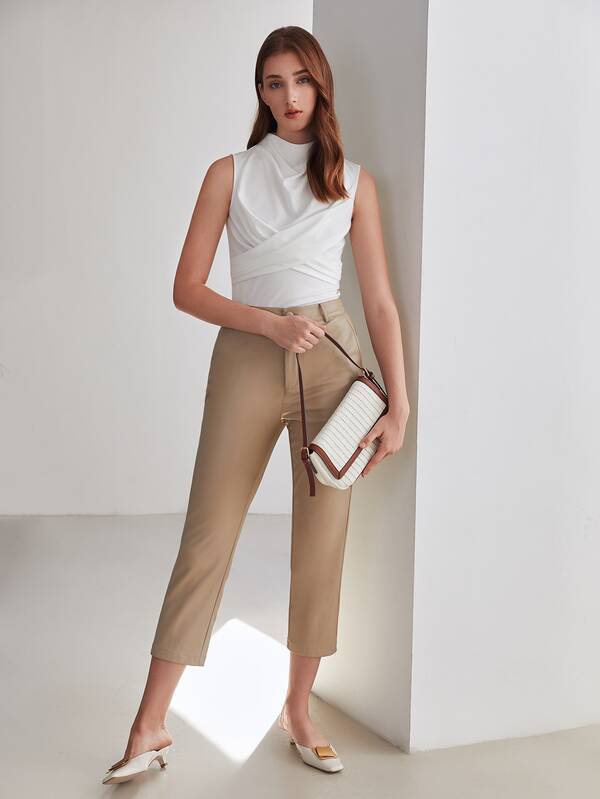 Blusa Regata Feminina Elegante com Detalhe Cruzado na Frente - Cor Branco - Ajuste Regular - Coleção Entre Estações - Boutique do Encanto