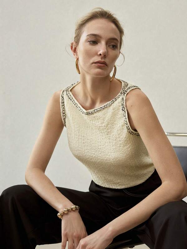 Blusa Regata Feminina Elegante com Detalhes em Pérolas – Cor Off White | Ajuste Regular | Boutique do Encanto