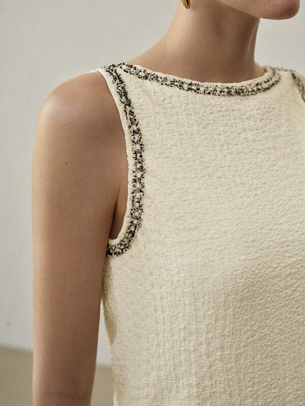 Blusa Regata Feminina Elegante com Detalhes em Pérolas – Cor Off White | Ajuste Regular | Boutique do Encanto