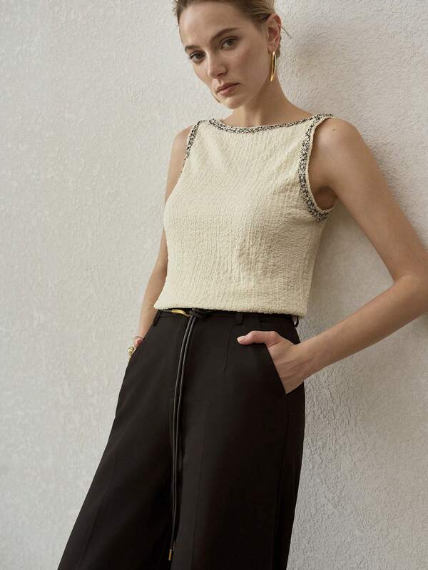 Blusa Regata Feminina Elegante com Detalhes em Pérolas – Cor Off White | Ajuste Regular | Boutique do Encanto