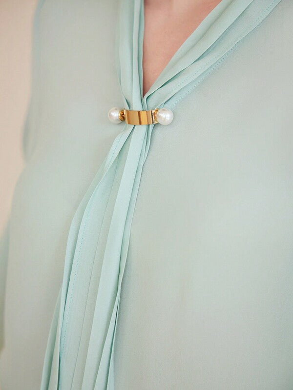 Blusa Social Feminina Manga Longa com Laço Frontal e Acessório Dourado - Office Chic - Boutique do Encanto Camisas