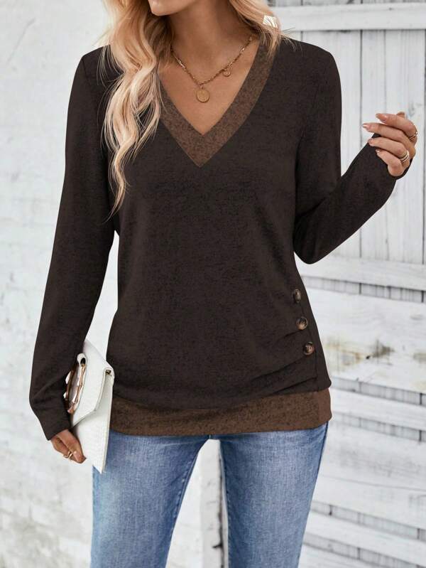 Blusa em Malha Premium Decote V Contrastante Feminina – Essenciais Urbanos