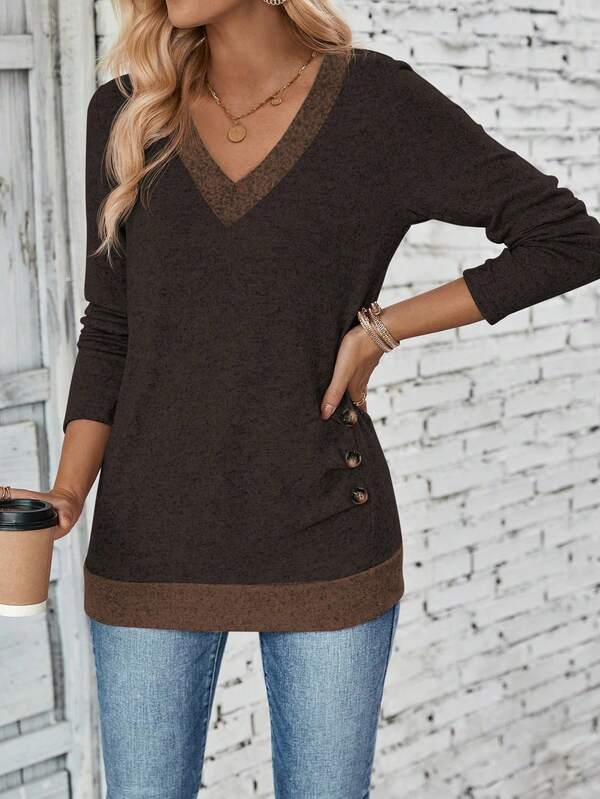 Blusa em Malha Premium Decote V Contrastante Feminina – Essenciais Urbanos