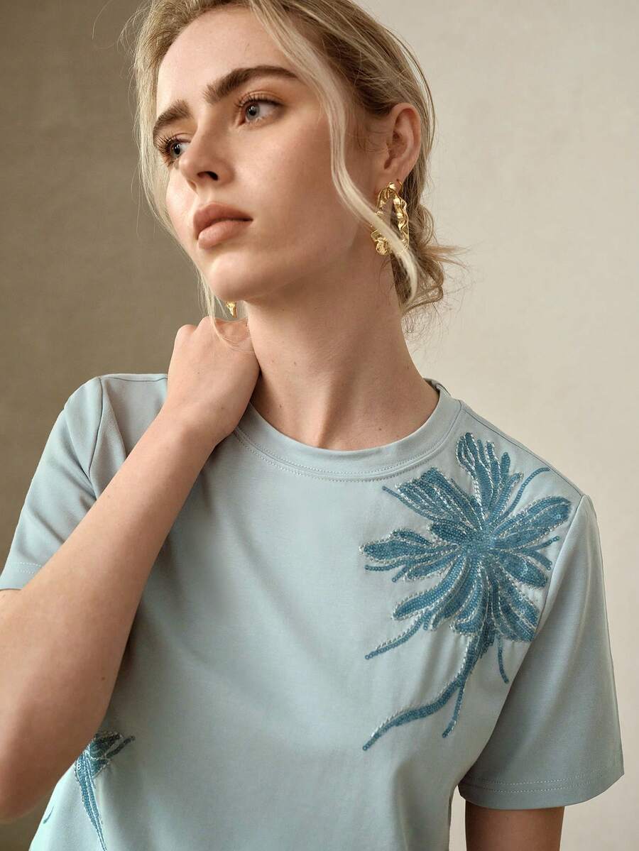 Blusa feminina Azul Claro com bordado floral e modelagem regular