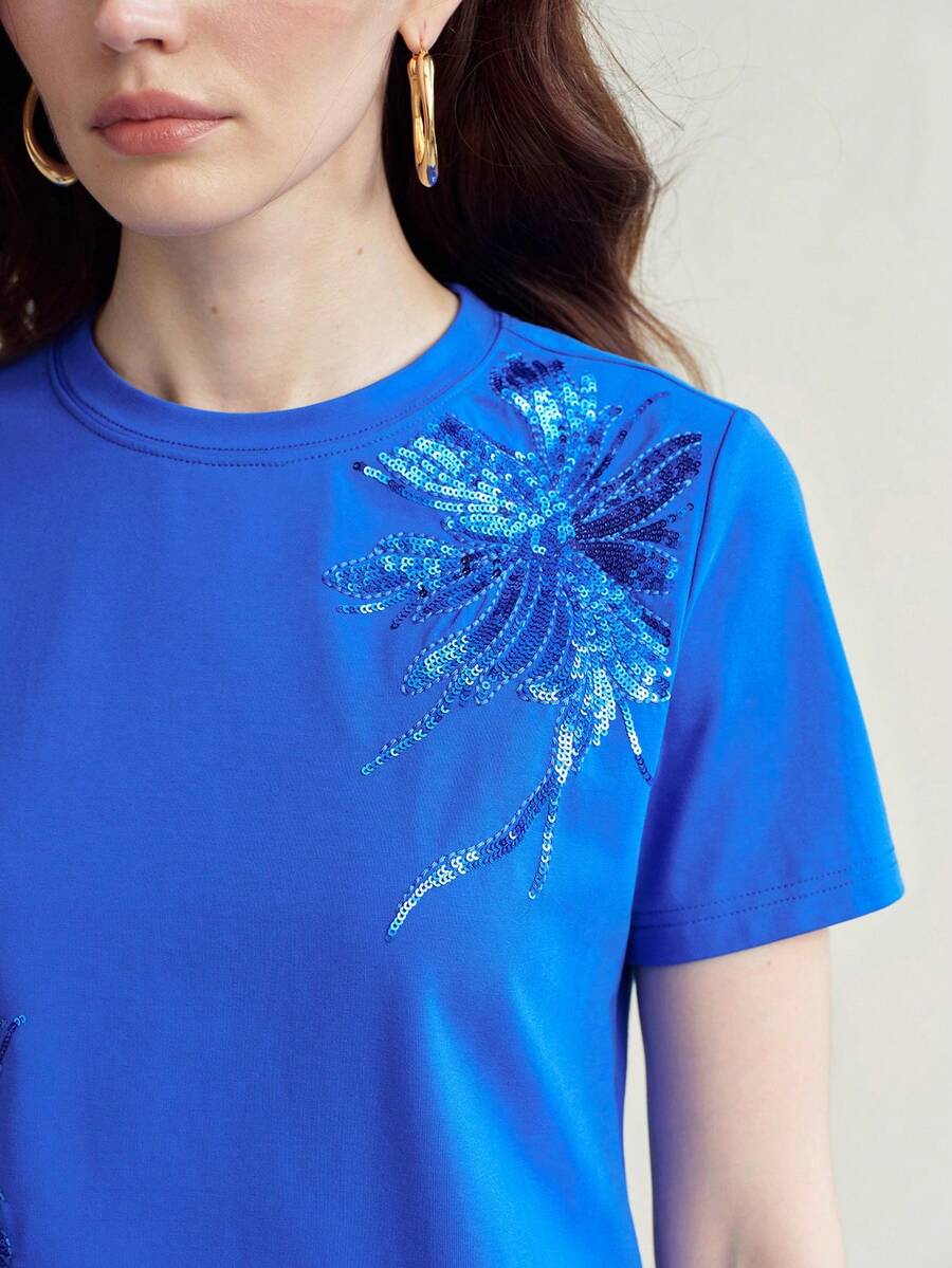 Blusa feminina Azul Royal com aplicação floral bordada e manga curta