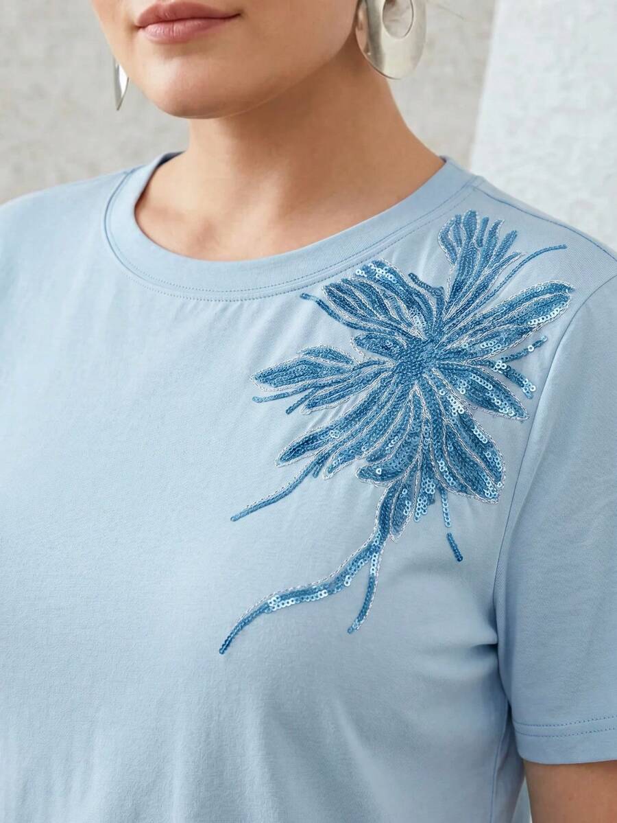 Blusa feminina Plus Size Azul Claro com bordado floral e modelagem