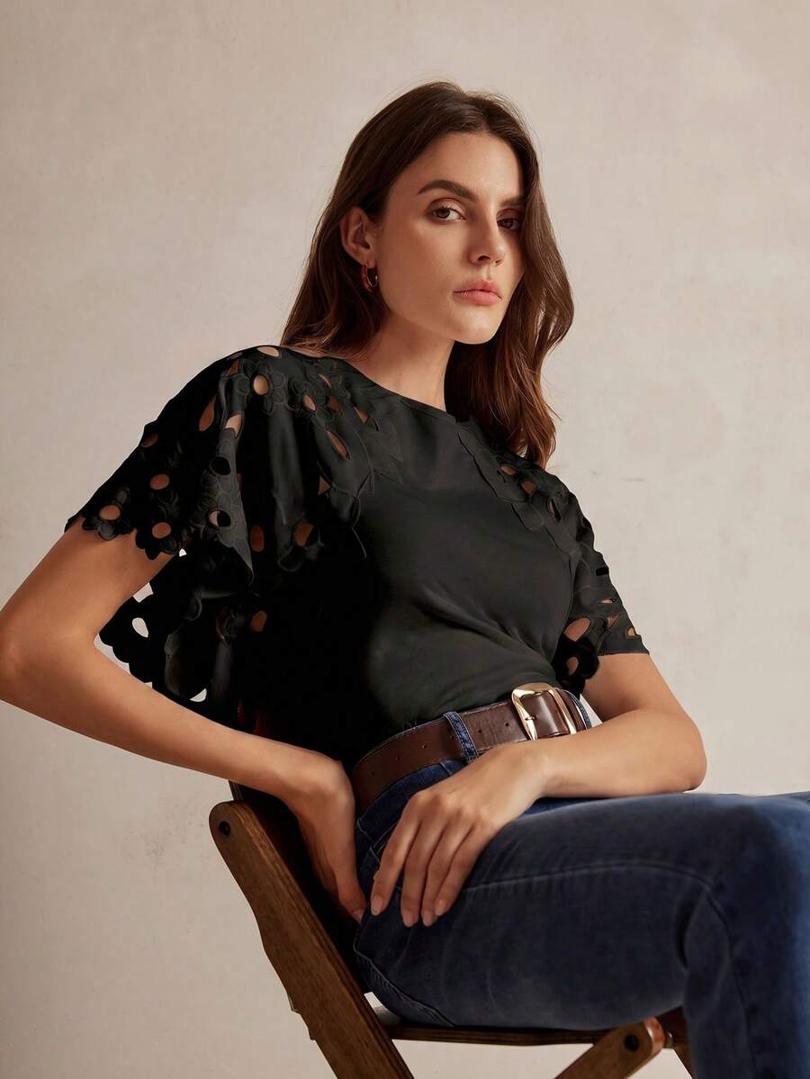 Blusa feminina Preta elegante com manga esvoaçante e trabalho vazado decorativo nos ombros e mangas