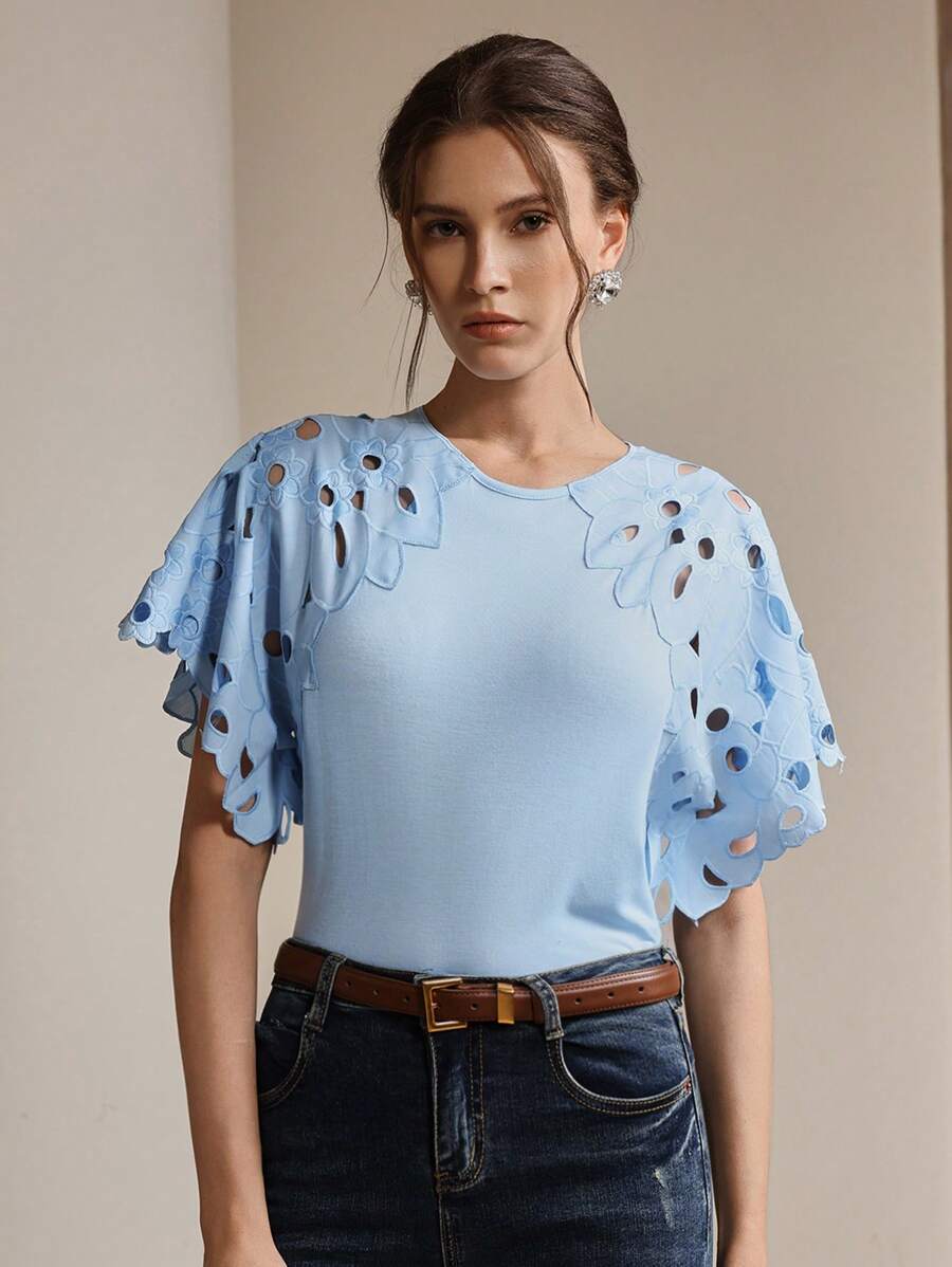 Blusa feminina azul claro com mangas esvoaçantes e acabamento vazado em produção sofisticada Primavera Verão