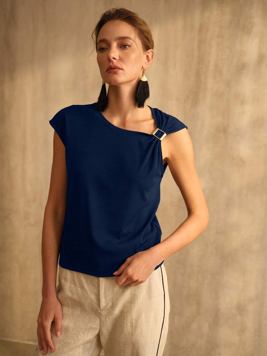 Blusa feminina azul marinho com design assimétrico e detalhe metálico no ombro em look casual refinado