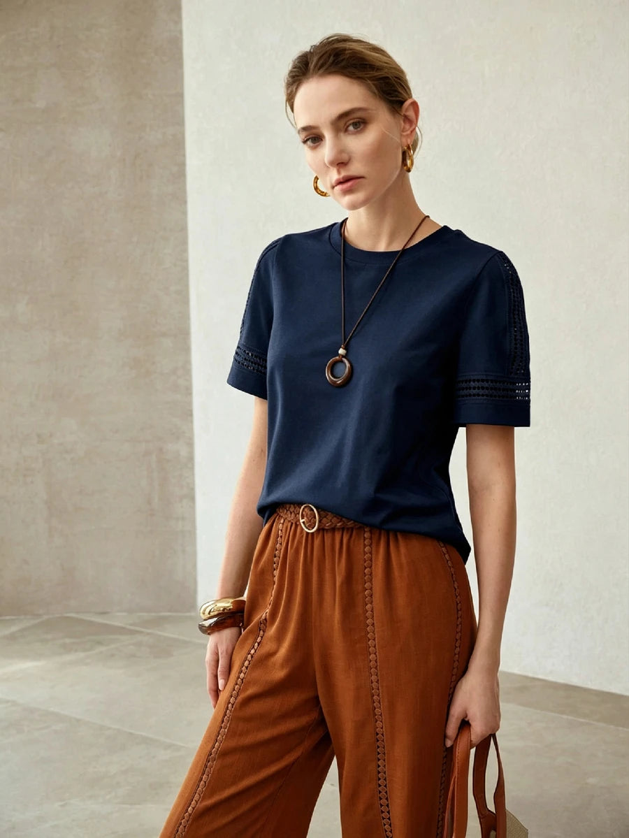 Blusa feminina azul marinho em malha de algodão com gola redonda, manga curta e detalhes vazados decorativos - Boutique do Encanto