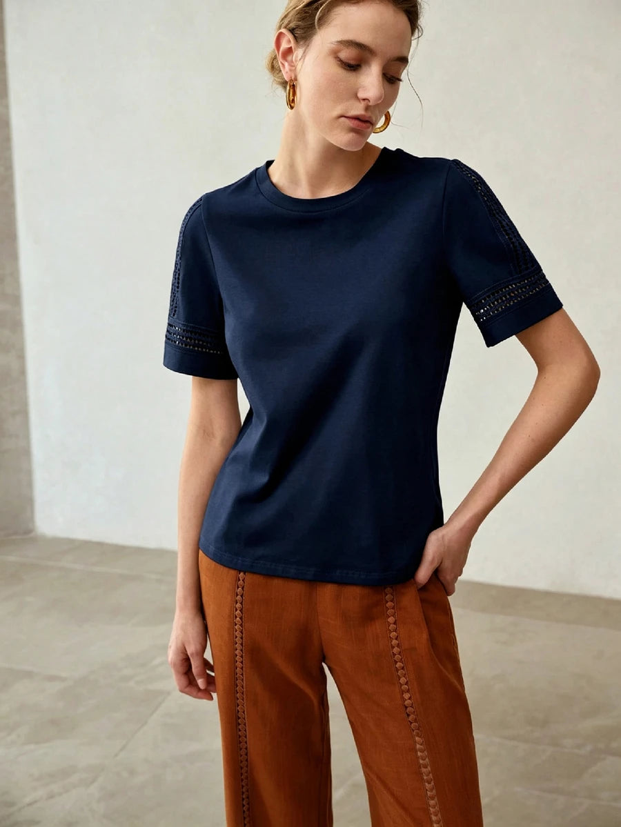 Blusa feminina azul marinho em malha de algodão com gola redonda, manga curta e detalhes vazados decorativos - Boutique do Encanto