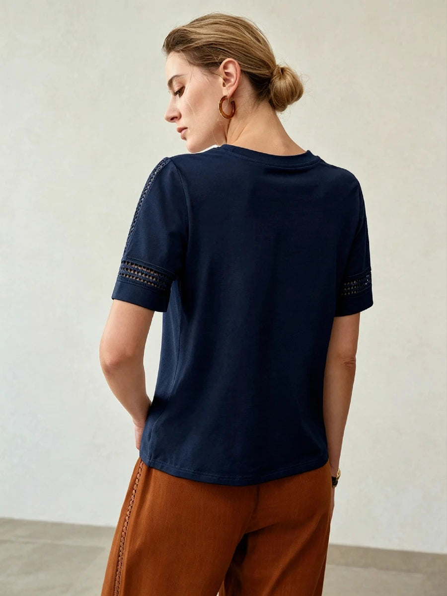 Blusa feminina azul marinho em malha de algodão com gola redonda, manga curta e detalhes vazados decorativos - Boutique do Encanto