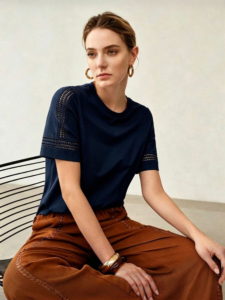 Blusa feminina azul marinho em malha de algodão com gola redonda, manga curta e detalhes vazados decorativos - Boutique do Encanto