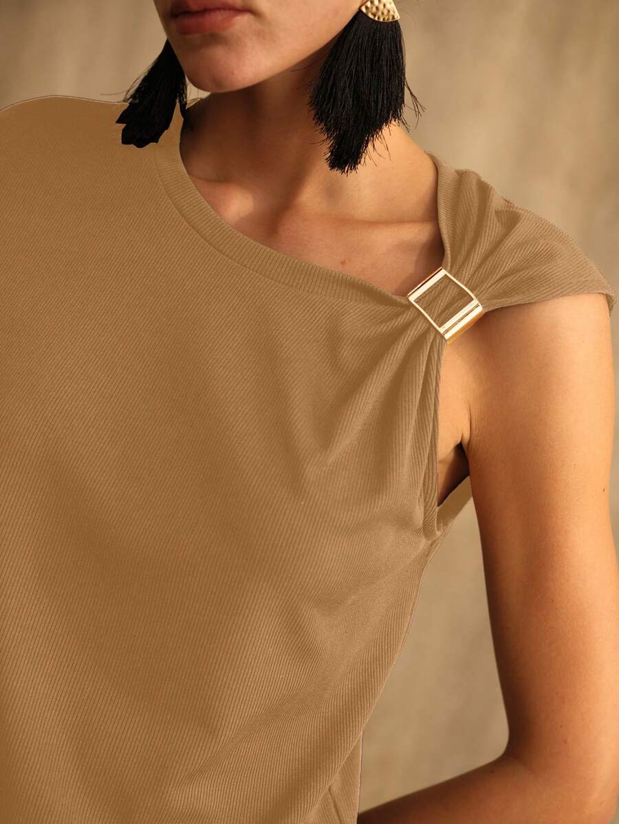 Blusa feminina beige de tecido leve com manga boné, caimento regular e acabamento assimétrico no decote