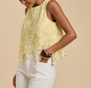 Blusa feminina bordada sem mangas com detalhes florais e acabamento delicado
