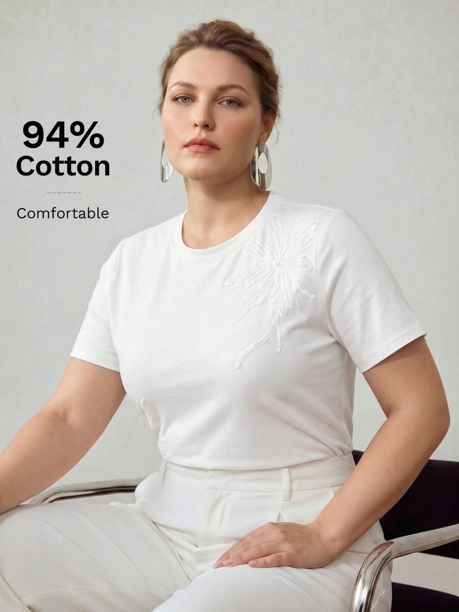 Blusa feminina branca Plus Size 94% algodão com aplicação floral delicada