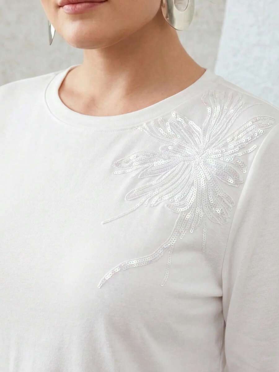 Blusa feminina branca Plus Size 94% algodão com aplicação floral delicada