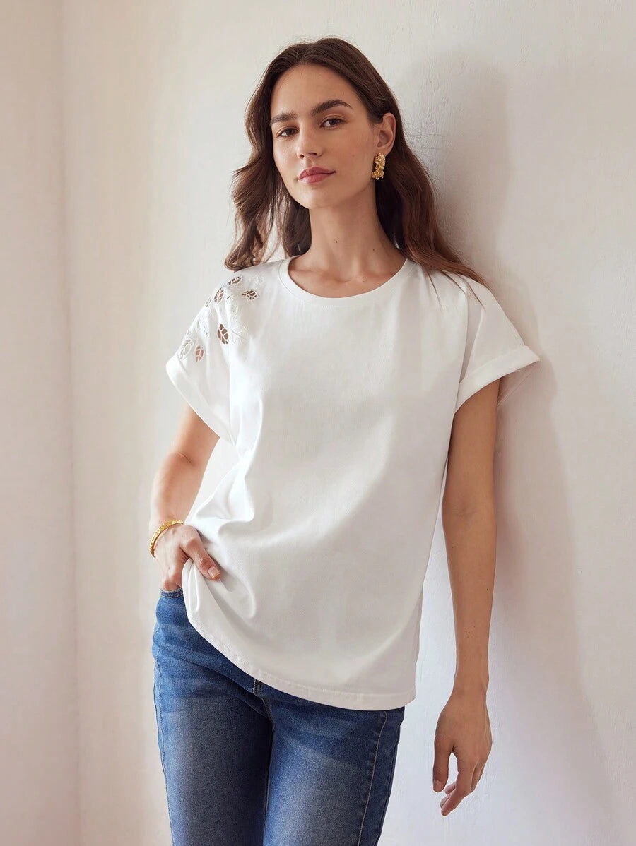 Blusa feminina branca de algodão com bordado floral vazado no ombro Boutique do Encanto