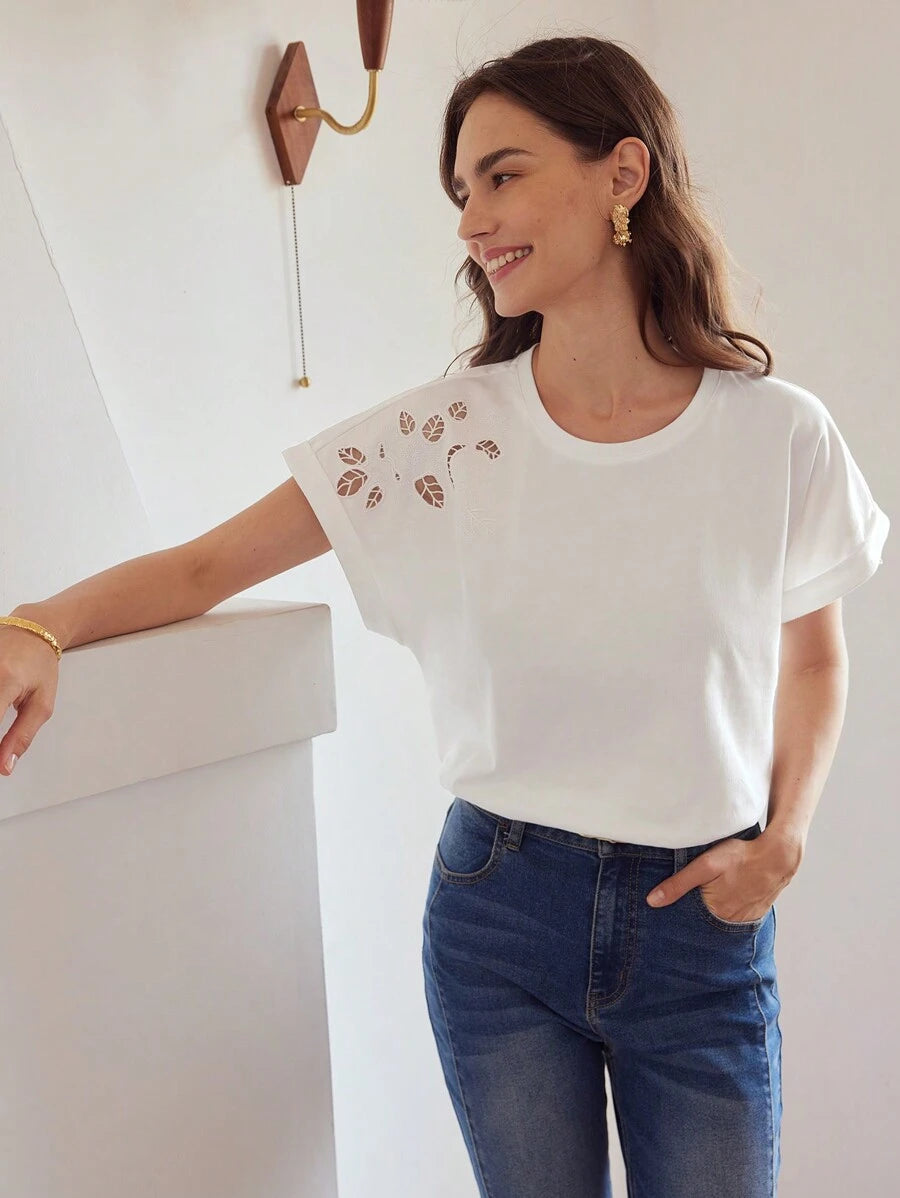 Blusa feminina branca manga curta com gola redonda e detalhe bordado