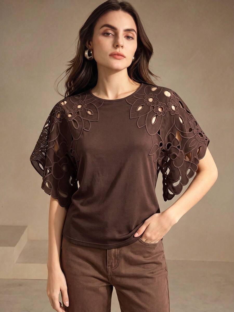 Blusa feminina castanho com gola redonda, comprimento regular e mangas vazadas com efeito rendado