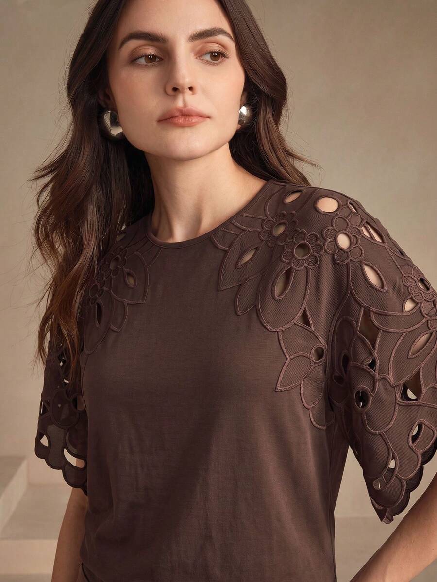 Blusa feminina com mangas trabalhadas combinada com calça de cintura alta em look casual elegante