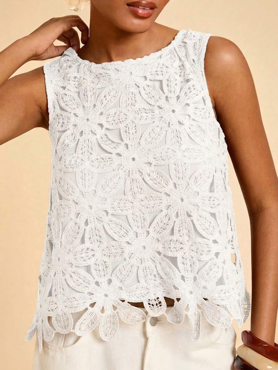 Blusa feminina casual com bordados florais e caimento regular