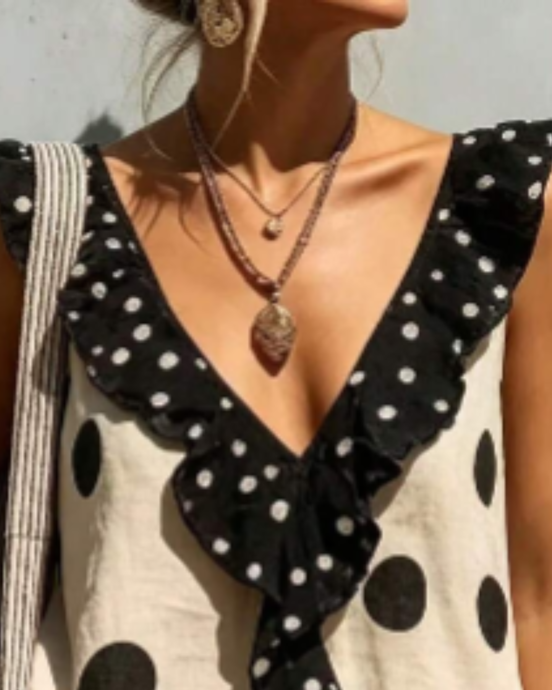 Blusa feminina casual poá preto e branco vista frontal
