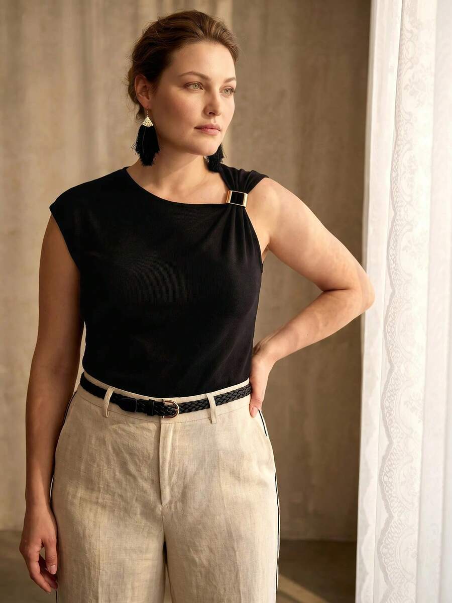 Blusa feminina com design assimétrico e detalhe metálico no ombro em look casual refinado plus size