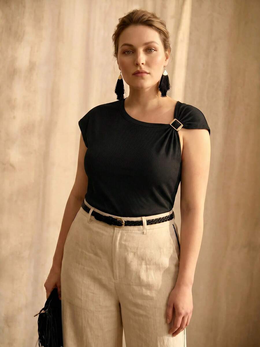 Blusa feminina com detalhe de fivela metálica no decote e acabamento elegante para looks casuais e sociais plus size
