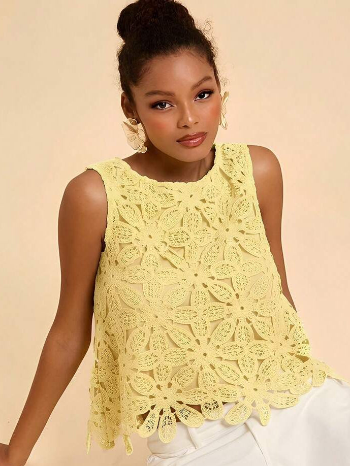 Blusa feminina com renda bordada e acabamento floral vazado amarelo dourada - Verão 2027 - Boutique do Encanto