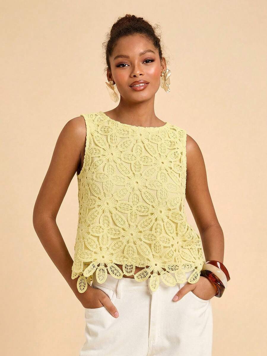 Blusa feminina com renda bordada e acabamento floral vazado amarelo dourada - Verão 2027 - Boutique do Encanto