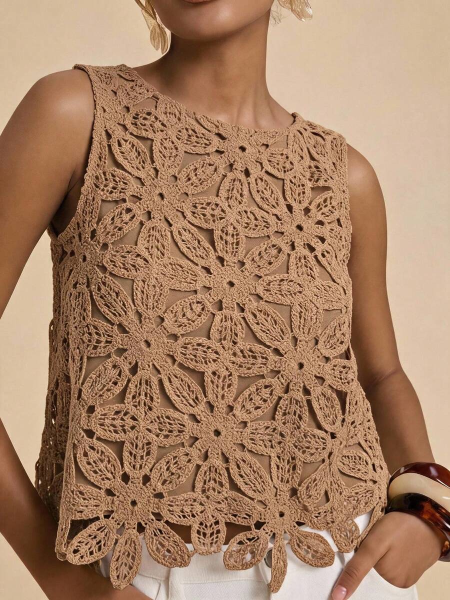Blusa feminina cor cacau bordada sem mangas com detalhes florais e acabamento delicado