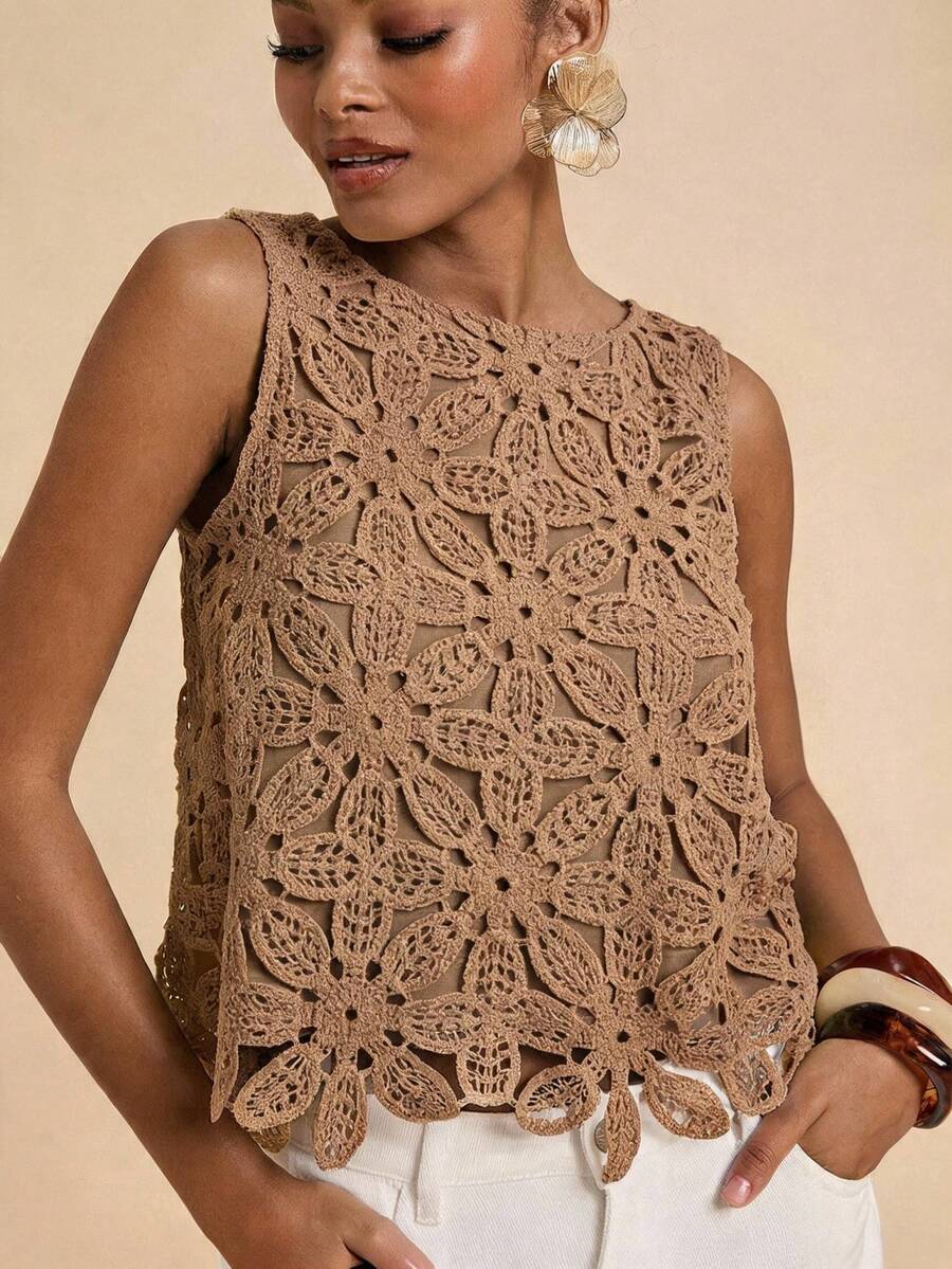 Blusa feminina cor cacau bordada sem mangas com detalhes florais e acabamento delicado